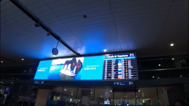 ホーチミンのタンソンニャット国際空港のベトナム航空窓口で搭乗手続き