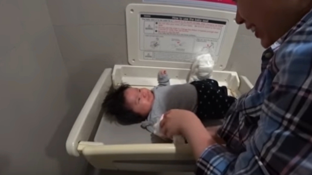 ホーチミンのタンソンニャット国際空港内のトイレで娘のオムツ替え