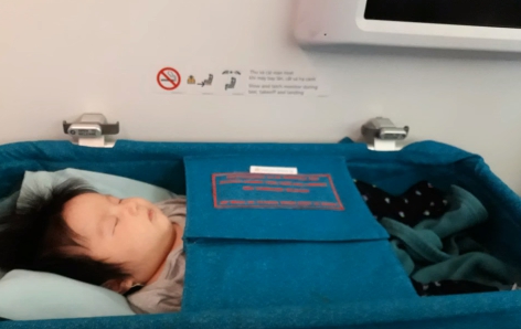 生後3ヶ月の娘に母乳をあげたり、飛行機のトイレでオムツ替え